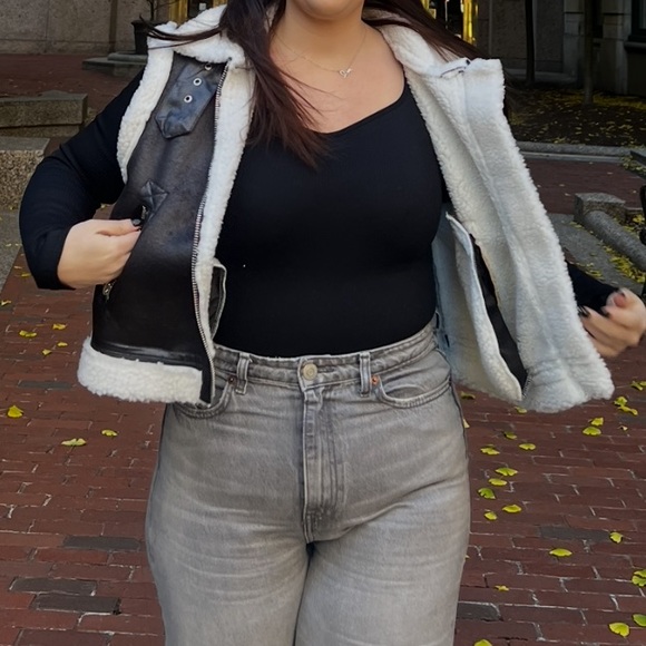 Chic Black and White Shearling Vest - Picture 5 of 6